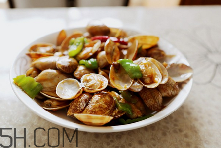 吃海鮮時(shí)能不能喝啤酒？花甲發(fā)臭了還能吃嗎？