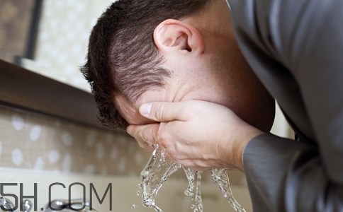 男士如何祛痘？男士祛痘方法有哪些？