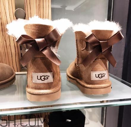 ugg雪地靴要穿襪子嗎？ugg是光腳穿嗎？