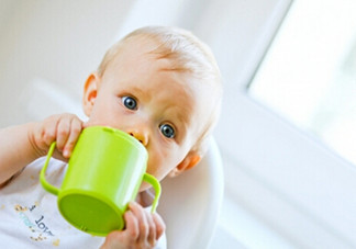 小兒肺炎的癥狀表現(xiàn)有哪些？小兒肺炎應(yīng)該怎么治療？