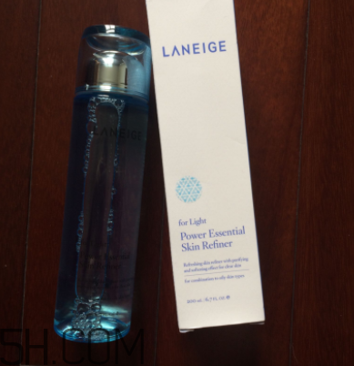 蘭芝水衡精華水油不油？適合油皮嗎？