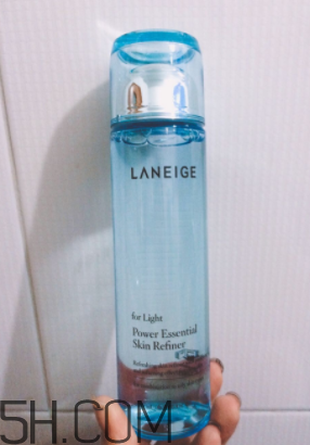 蘭芝水衡精華水油不油？適合油皮嗎？