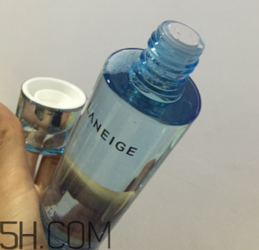 蘭芝水衡精華水油不油？適合油皮嗎？