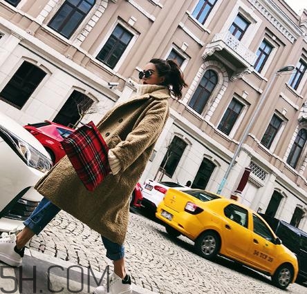 羊羔毛外套貴嗎？羊羔毛大衣價格