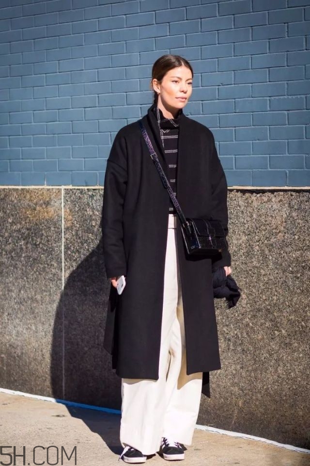 黑色長(zhǎng)款大衣搭配圖片 四種經(jīng)典配色指南 黑色長(zhǎng)款大衣搭配圖片 四種經(jīng)典配色指南