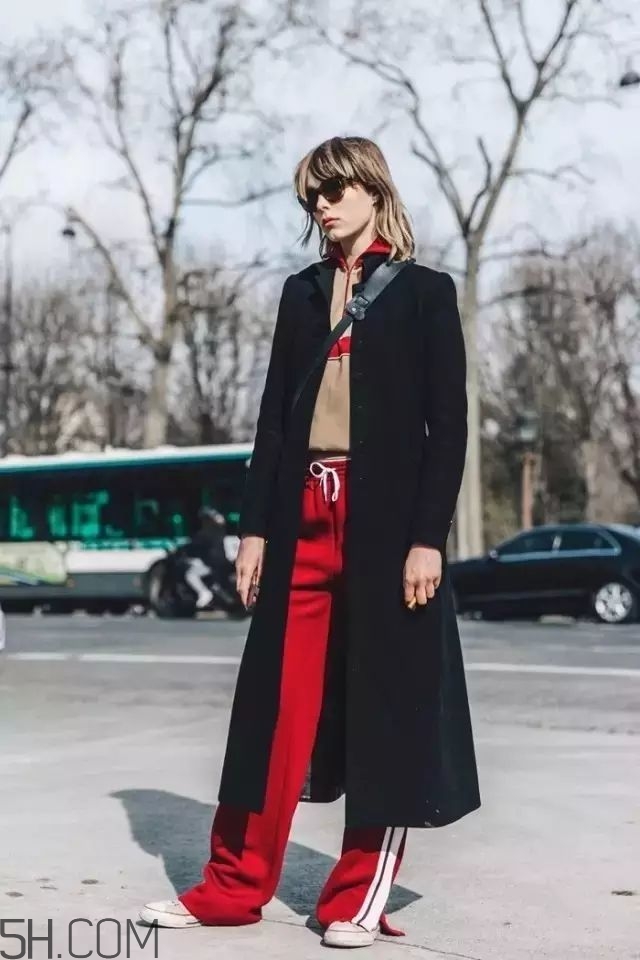 黑色長(zhǎng)款大衣搭配圖片 四種經(jīng)典配色指南 黑色長(zhǎng)款大衣搭配圖片 四種經(jīng)典配色指南