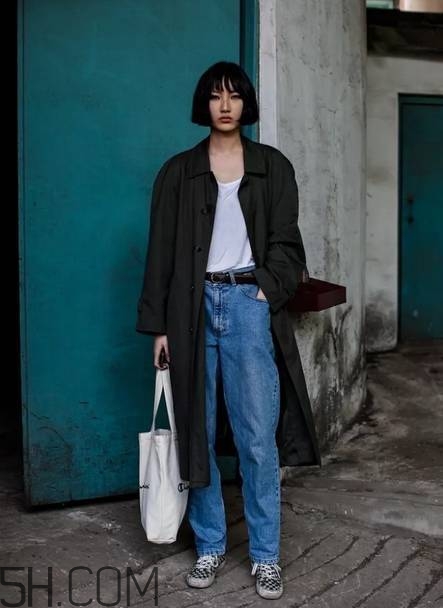 黑色長(zhǎng)款大衣搭配圖片 四種經(jīng)典配色指南 黑色長(zhǎng)款大衣搭配圖片 四種經(jīng)典配色指南