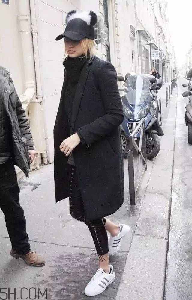 黑色長(zhǎng)款大衣搭配圖片 四種經(jīng)典配色指南 黑色長(zhǎng)款大衣搭配圖片 四種經(jīng)典配色指南