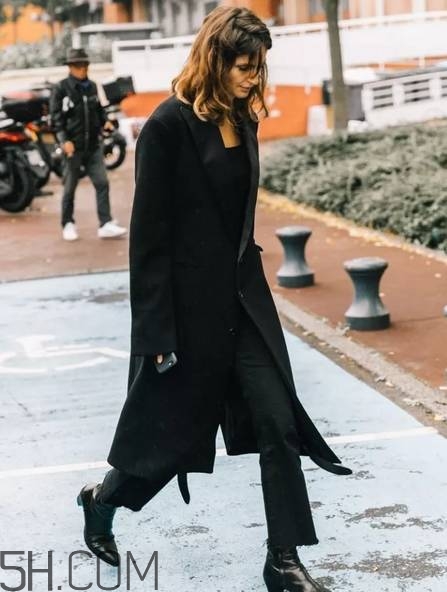 黑色長(zhǎng)款大衣搭配圖片 四種經(jīng)典配色指南 黑色長(zhǎng)款大衣搭配圖片 四種經(jīng)典配色指南