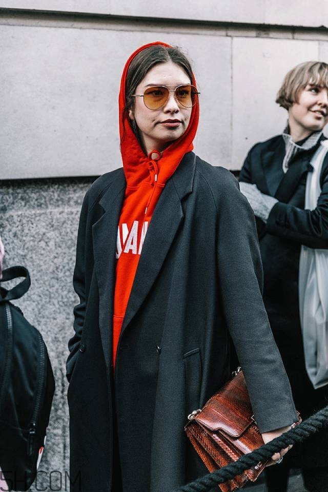 黑色長(zhǎng)款大衣搭配圖片 四種經(jīng)典配色指南 黑色長(zhǎng)款大衣搭配圖片 四種經(jīng)典配色指南