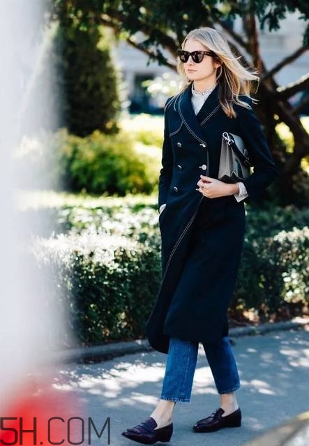 黑色長(zhǎng)款大衣搭配圖片 四種經(jīng)典配色指南 黑色長(zhǎng)款大衣搭配圖片 四種經(jīng)典配色指南