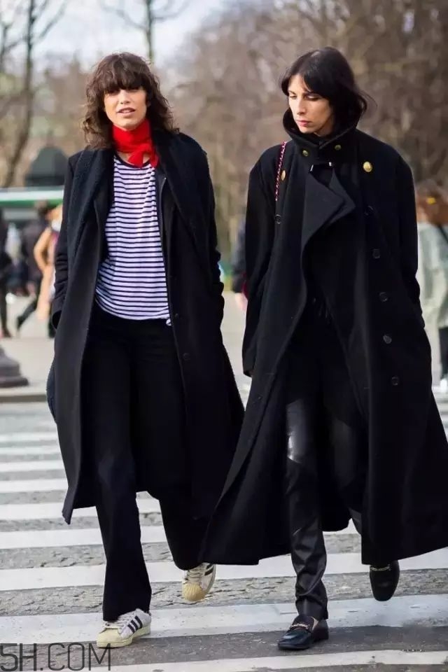 黑色長(zhǎng)款大衣搭配圖片 四種經(jīng)典配色指南 黑色長(zhǎng)款大衣搭配圖片 四種經(jīng)典配色指南