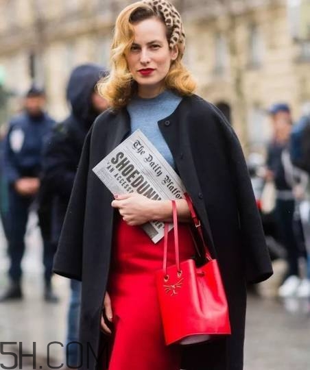 黑色長(zhǎng)款大衣搭配圖片 四種經(jīng)典配色指南 黑色長(zhǎng)款大衣搭配圖片 四種經(jīng)典配色指南