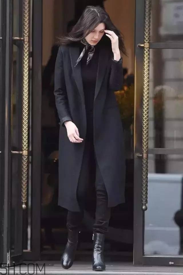 黑色長(zhǎng)款大衣搭配圖片 四種經(jīng)典配色指南 黑色長(zhǎng)款大衣搭配圖片 四種經(jīng)典配色指南