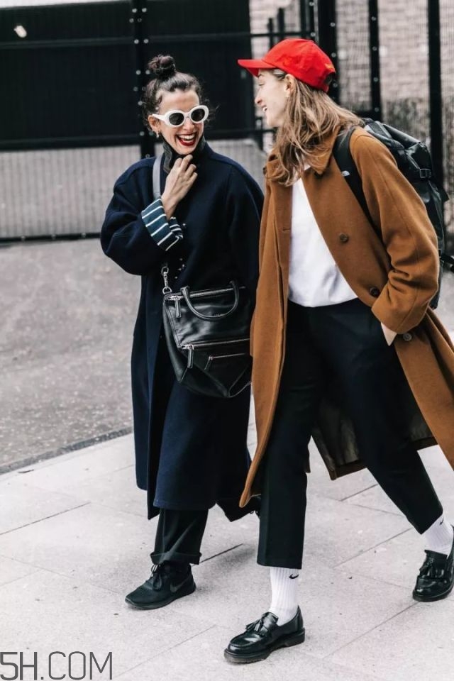 黑色長(zhǎng)款大衣搭配圖片 四種經(jīng)典配色指南 黑色長(zhǎng)款大衣搭配圖片 四種經(jīng)典配色指南