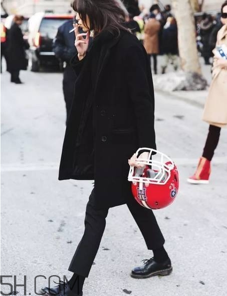 黑色長(zhǎng)款大衣搭配圖片 四種經(jīng)典配色指南 黑色長(zhǎng)款大衣搭配圖片 四種經(jīng)典配色指南