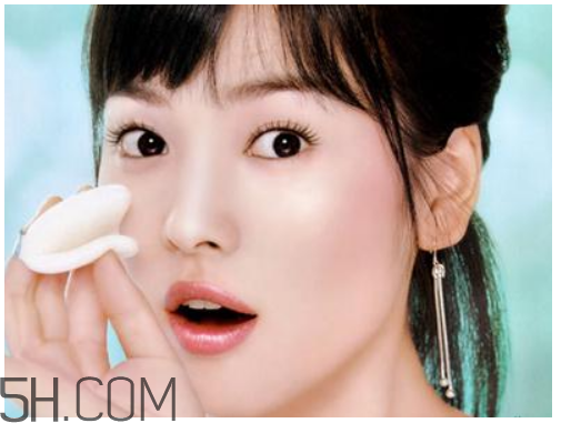 卸妝水和洗面奶的區(qū)別 用完卸妝水后怎么用洗面奶 卸妝水和洗面奶的區(qū)別 用完卸妝水后怎么用洗面奶