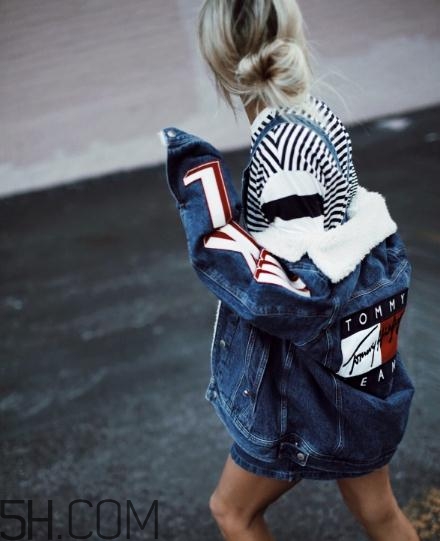 羊羔絨牛仔外套怎么搭配？羊羔絨牛仔外套搭配女