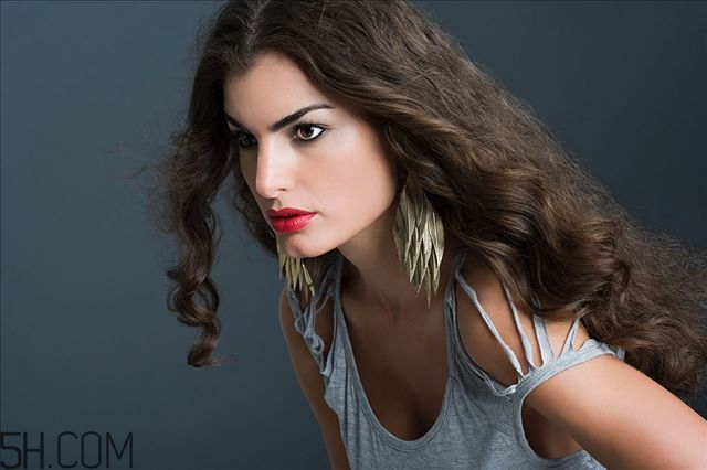 遮瑕膏可以涂嘴唇嗎 遮瑕膏的作用 遮瑕膏可以涂嘴唇嗎 遮瑕膏的作用