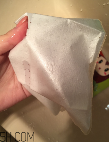 詩婷露雅哪款面膜補(bǔ)水好？哪款適合輕齡?。?></p><h3>詩婷露雅面膜怎么樣</h3><p>外觀的顏值到位了，但面膜紙有點(diǎn)小Lo。面膜紙不是那種軟軟的特別服帖的那種，做完面膜以后精華還是蠻多的吸收挺好的！我的皮膚不屬于敏感類型的！還是用慣了那種蠶絲面膜紙，比較服帖我的臉！美眉們可以根據(jù)自己的感覺來購買這款產(chǎn)品，畢竟我只是在表達(dá)我自己的真實(shí)感受。么么噠～每盒面膜后邊都會(huì)貼有一個(gè)合格的小標(biāo)簽，不會(huì)存在二次銷售的現(xiàn)象還會(huì)貼有一個(gè)正品的查詢碼，生產(chǎn)日期也是最新的，這個(gè)可以放心使用盒子很有設(shè)計(jì)感，少女心爆棚看外觀顏值還是蠻不錯(cuò)滴，很可愛設(shè)計(jì)感很強(qiáng)無論是外殼還是單片面膜都沒的說打開后有淡淡的水果的香味不難聞，也沒有刺鼻的化學(xué)物品的味道精華還是蠻多的！多余的可以摸到脖子跟胳膊上。但是不得不說這個(gè)面膜紙真心剪裁不到位。</p><p style=