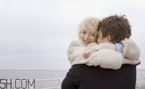 女孩月經(jīng)初潮可不可以喝紅糖水？女孩月經(jīng)初潮媽媽應(yīng)該怎么做？