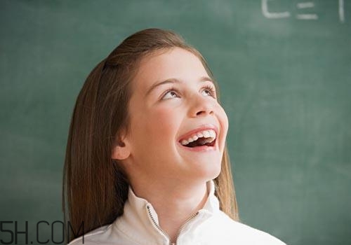 女孩月經(jīng)初潮量多量少正常嗎？月經(jīng)初潮一般幾天干凈？