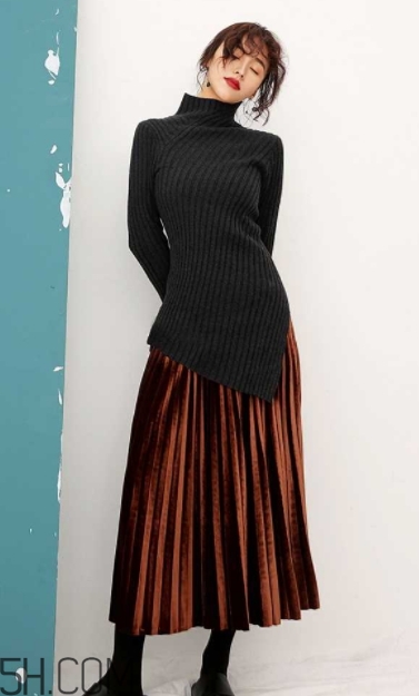 金絲絨百褶裙搭配什么上衣？