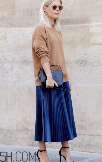 金絲絨百褶裙搭配什么上衣？