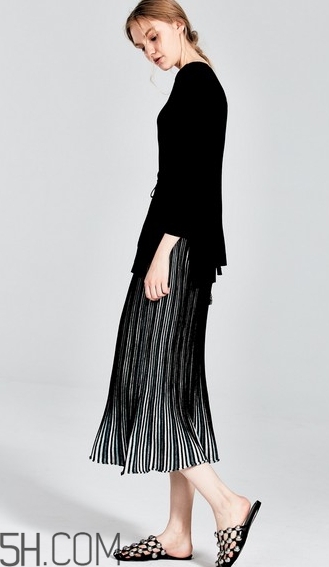 金絲絨百褶裙搭配什么上衣？