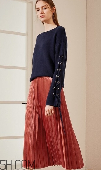 金絲絨百褶裙搭配什么上衣？