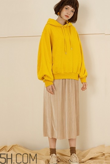 金絲絨百褶裙搭配什么上衣？