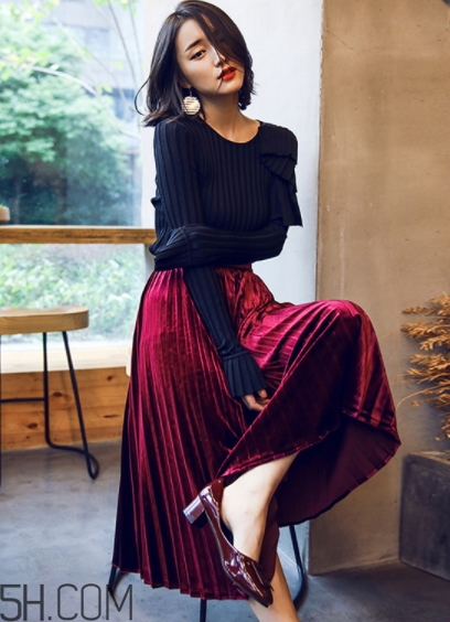 金絲絨百褶裙搭配什么上衣？