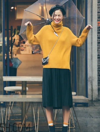 金絲絨百褶裙搭配什么上衣？