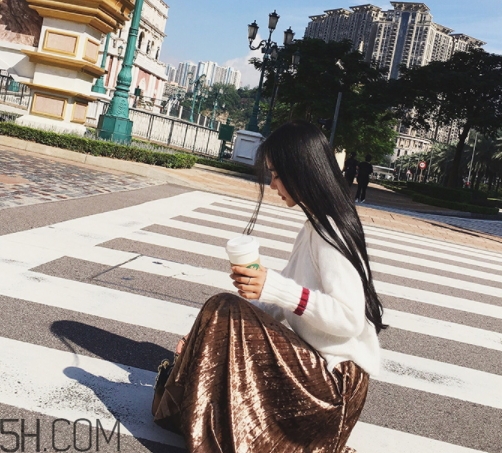 金絲絨百褶裙搭配什么上衣？