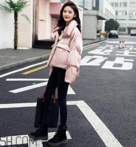 粉色羽絨服配什么鞋子？粉色羽絨服搭配鞋子圖片