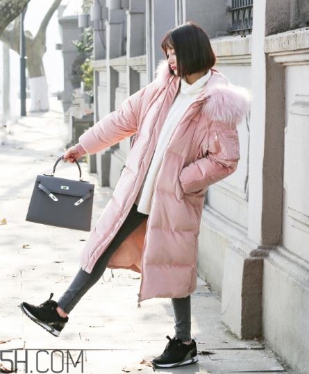 粉色羽絨服配什么鞋子？粉色羽絨服搭配鞋子圖片