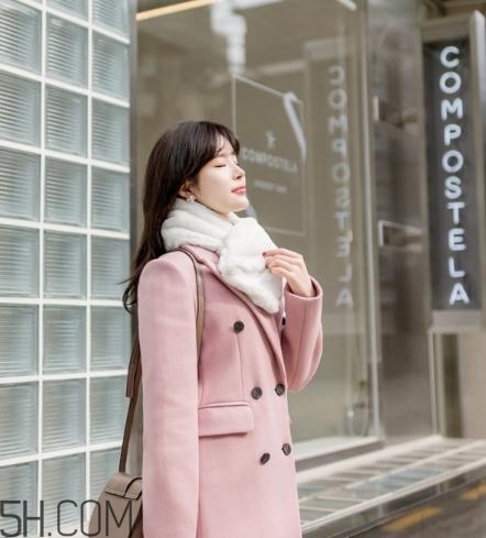 粉色大衣配什么顏色的圍巾？粉色大衣搭配圍巾圖片