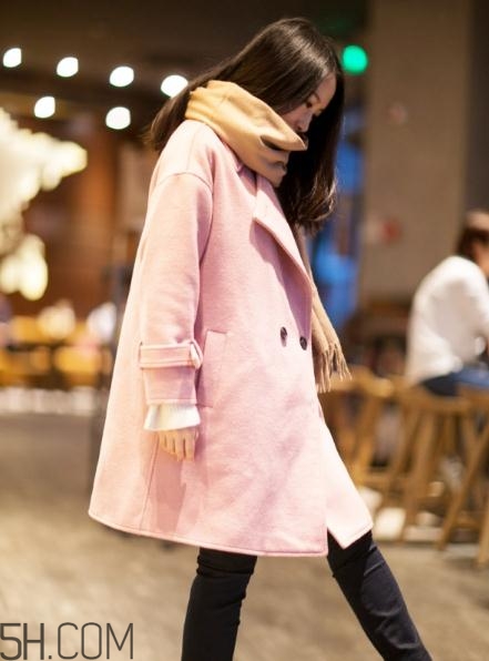 粉色大衣配什么顏色的圍巾？粉色大衣搭配圍巾圖片