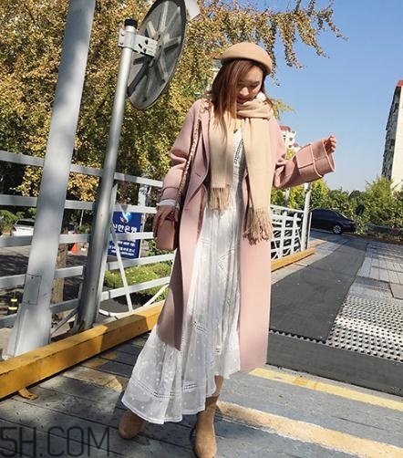 粉色大衣配什么顏色的圍巾？粉色大衣搭配圍巾圖片