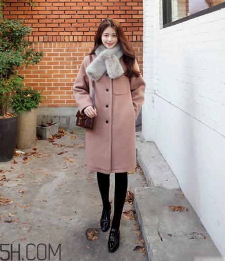 粉色大衣配什么顏色的圍巾？粉色大衣搭配圍巾圖片
