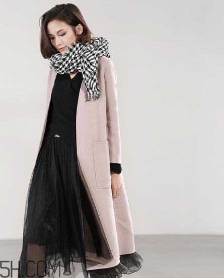 粉色大衣配什么顏色的圍巾？粉色大衣搭配圍巾圖片