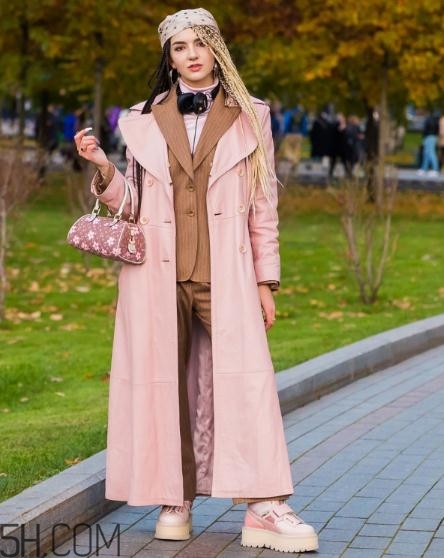 粉色包包配什么顏色衣服？粉色包包搭配服裝圖片