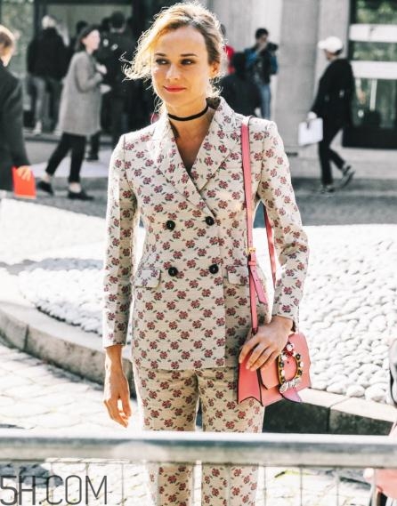 粉色包包配什么顏色衣服？粉色包包搭配服裝圖片