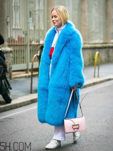 粉色包包配什么顏色衣服？粉色包包搭配服裝圖片