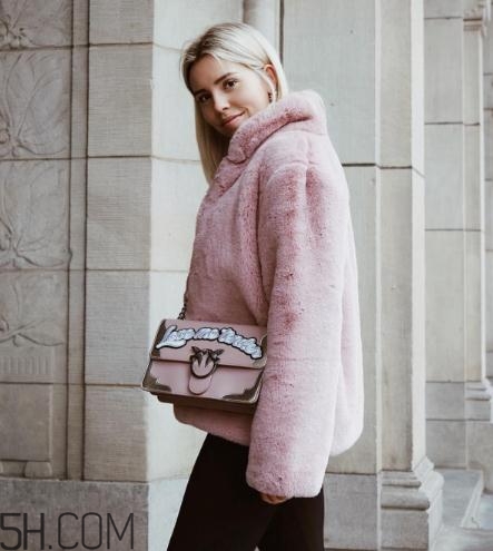 粉色包包配什么顏色衣服？粉色包包搭配服裝圖片