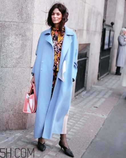 粉色包包配什么顏色衣服？粉色包包搭配服裝圖片