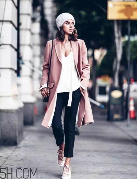 粉色大衣里面怎么搭配？粉色大衣內(nèi)搭什么顏色？