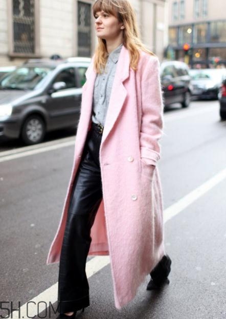 粉色大衣里面怎么搭配？粉色大衣內(nèi)搭什么顏色？