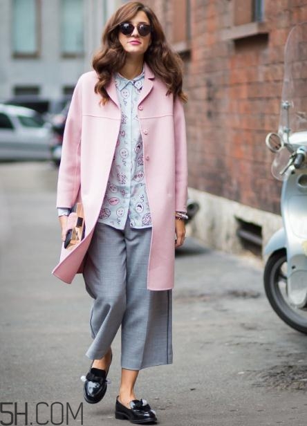 粉色大衣里面怎么搭配？粉色大衣內(nèi)搭什么顏色？