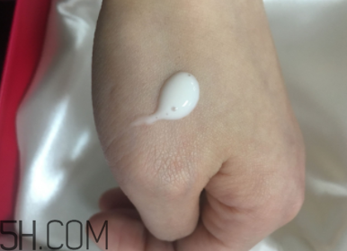 蘭蔻美膚修護(hù)精華乳有刺激嗎？適合敏感肌嗎？